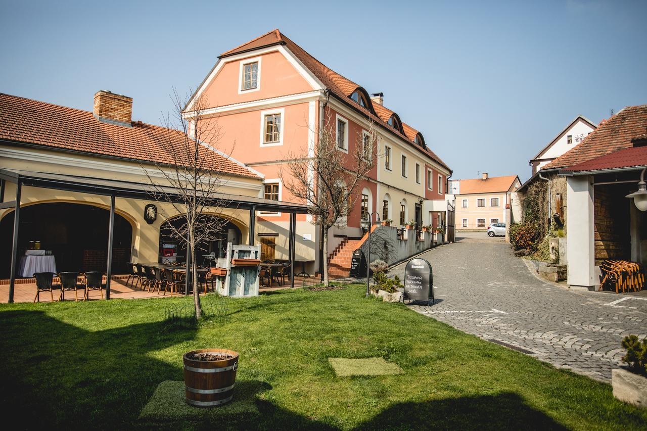 Hotel Dvur Hoffmeister Velké Číčovice Extérieur photo